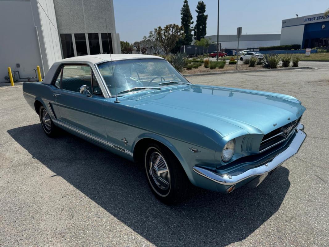 Ford Mustang - COUPE BLEUE TOIT VINYLE BLANC 1965