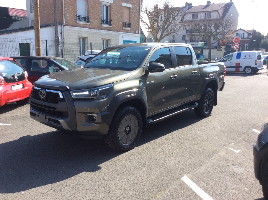 TOYOTA HILUX - IV 4WD 2.8 D-4D 204 DOUBLE CABINE INVINCIBLE (2025)